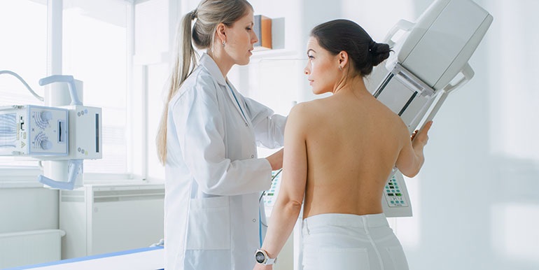 Až 40 % žen nechodí na mamograf, 1900 ročně umírá! Jak probíhá vyšetření krok za krokem?
